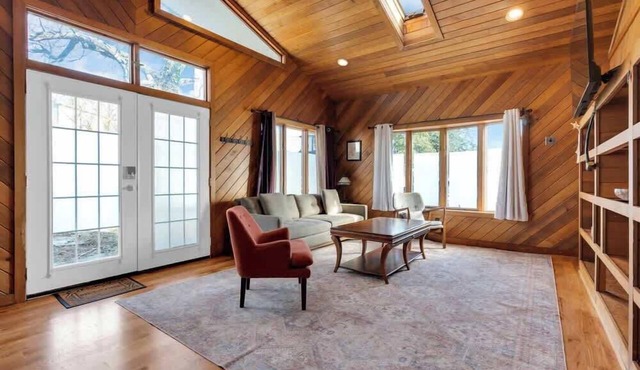 Jersey Shore Chalet – Cozy, Work-Friendly Retreat