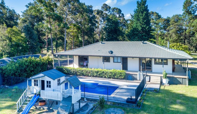 Jervis Bay Luxe Rural Family Retreat in on 5 acres with Fireplace & Private Pool