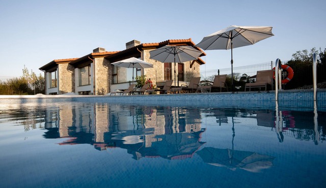 Jesters of Pria Rural Apartments. Fit 2. Pool and sea views.