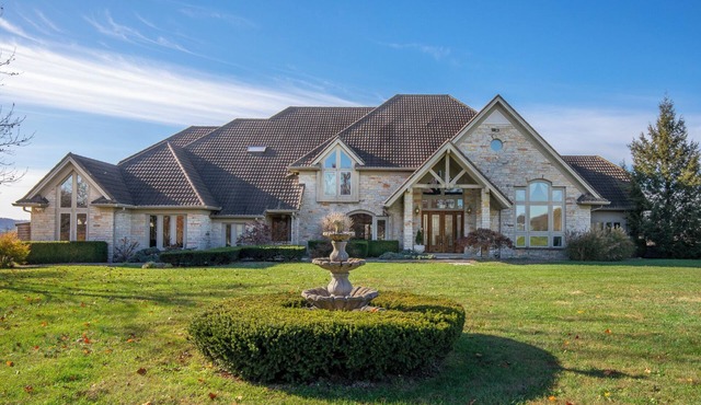 Jett Manor - Hermann, MO 13-Acre Private Estate w/Hot Tub, Sauna & Scenic Views