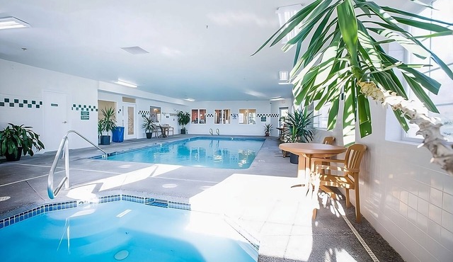 Jetted Tub Suite in Red Lion McMinnville! On-site Pool, Near Eyrie Vineyards!