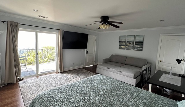 Jetted Tub View Suite: Comfort & Scenic Serenity