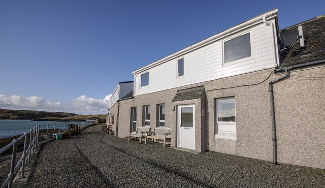 Jetty Cottage - A modern cottage with views of South Harris and the Castle