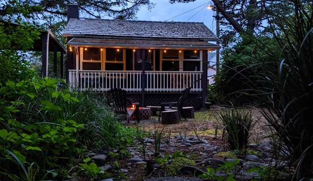 Jetty Cozy Cottage-Rustic Nature Getaway for Two-Fire Pit-Block to Siletz Bay!