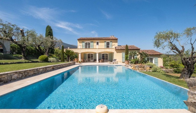 Jewel of 280m² with Infinity Pool in Absolute Calm