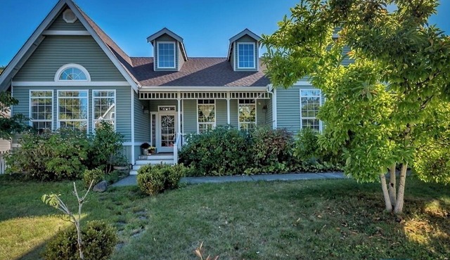 Jewel of Geneva: Tranquil Retreat with Deck and Home Office