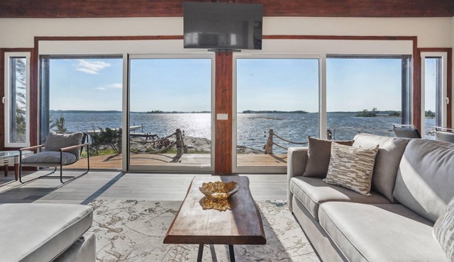 Jewel of Georgian Bay Lakefront Cottage, Kayak, Pedal boat, BBQ