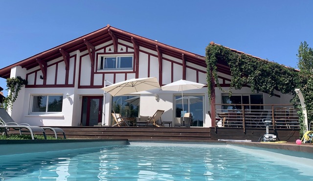 Jewel of the Basque Country: Between swimming pool and beaches, Ultra-equipped villa.