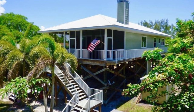 Jewel of the Sea: Spacious family home, dock access, short walk to the beach!