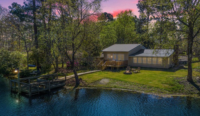 Jewel on the Lake - Relaxing Lakefront Home