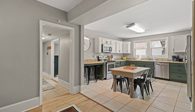 Jewel's Rest 2 Bedroom Suite - Kull Kitchen - Full Bath