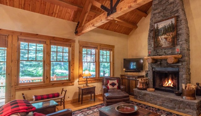 JHRL - Beautifually decorated Western 4-bedroom Homestead - Private hot tub in the woods