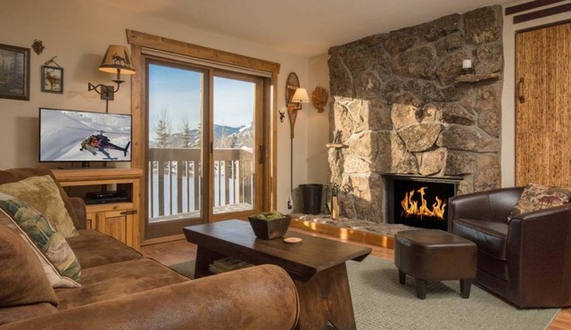 JHRL - Slopeside Sleeping Indian East #7 Studio