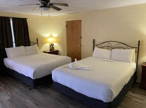 JI11 - Queen Guest Room located at the Joplin Inn