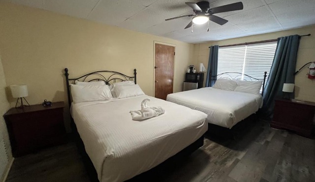 JI7 - Queen Guest Room located at the Joplin Inn