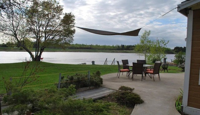 Jigger's - Spacious Beachfront Cottage