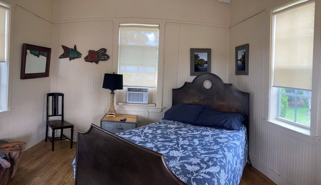 Jiggs Landing, Cabin 4 - Old World Waterside Double