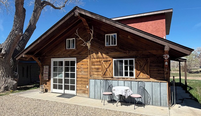 Jill's place is Cozy 2 bedroom cottage on a quiet dead end road, near Cortez.
