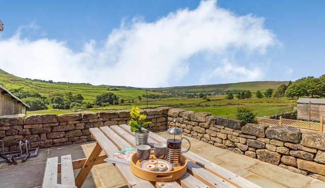 JIM'S BARN, family friendly, character holiday cottage in Diggle