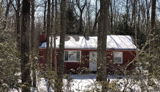 Jim Thorpe minutes away! Cozy Cabin, Peace & Quiet in Private Lake Community!