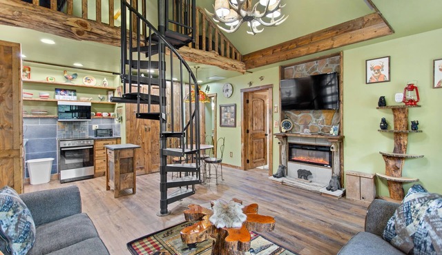 Jim Thorpe Rustic Cabin With Hot Tub, EV Charger, BBQ Grill & Outdoor Games!