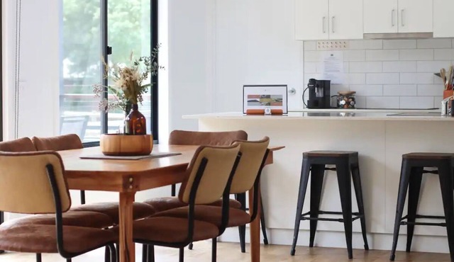 Jimmara House- Modern central holiday home.