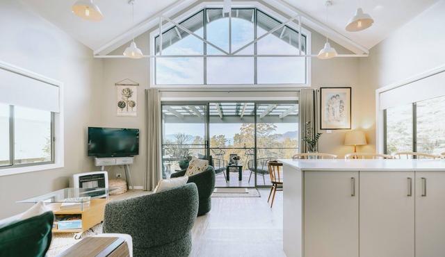 Jimmy’s Cabin in Kangaroo Valey. Kangaroos, Kookaburras, sleeps 4!