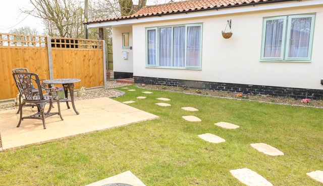 JIMMY’S PLACE, romantic, with a garden in Pulham Market