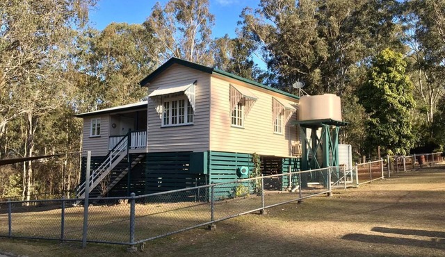 Jimna "The Old School" Holiday House