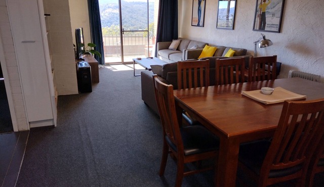 Jindabyne apartment sleeps 8 with great lake views