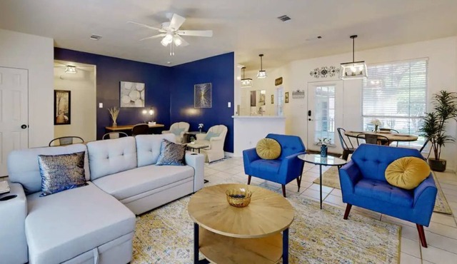 JJ’s Retreat ~ Gorgeous Renovated Home ~ Sleeps 7 ~ 4 miles from Texas A&M