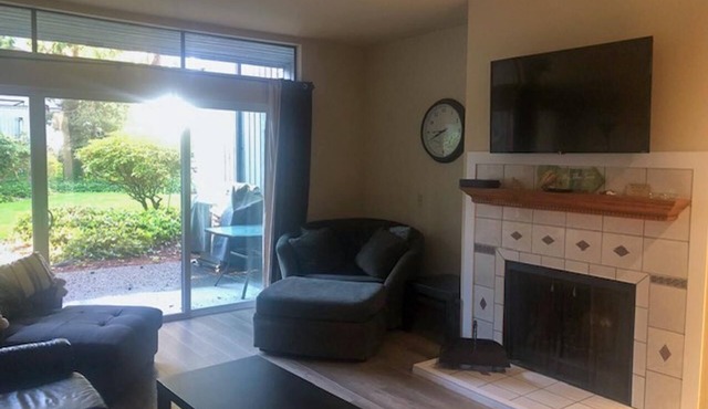 JL 609: 1 Bedroom Condo, walking distance to restaurants!