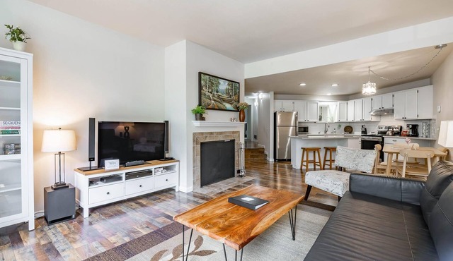 JL607 Hot tub, indoor pool, pet friendly, beach access, amazing sunsets