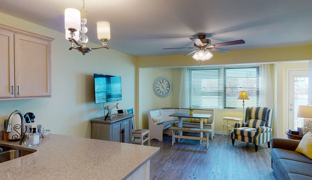 Jo's Hideaway, for Lake Erie lovers, fishermen and birders! Sleeps 4