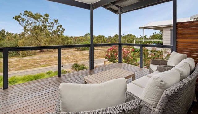 Jo's Sanctuary- 4 Bdrms, Sleeps 10, Beach & scrub