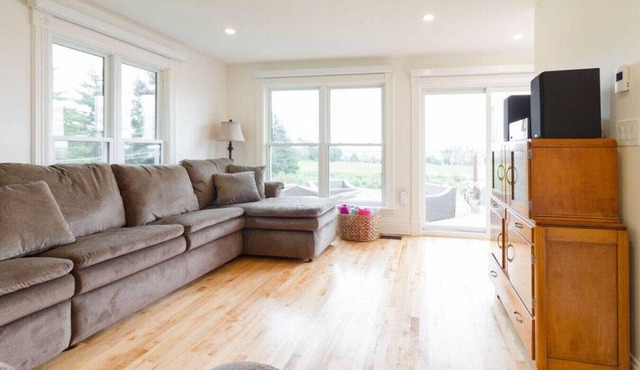 Joanie`s Farmhouse · Waterfront with Hot Tub