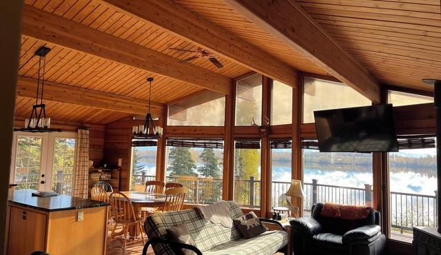 Jody's Lakehouse. Cozy 2-bedroom lakefront cedar home with hot tub in Wasilla