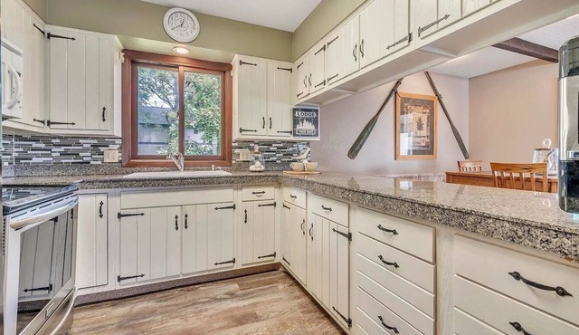 JOE’S HIDEAWAY ON EAST OKOBOJI LAKE-nWEEKLY RENTAL ONLY SATURDAY-SATURDAY