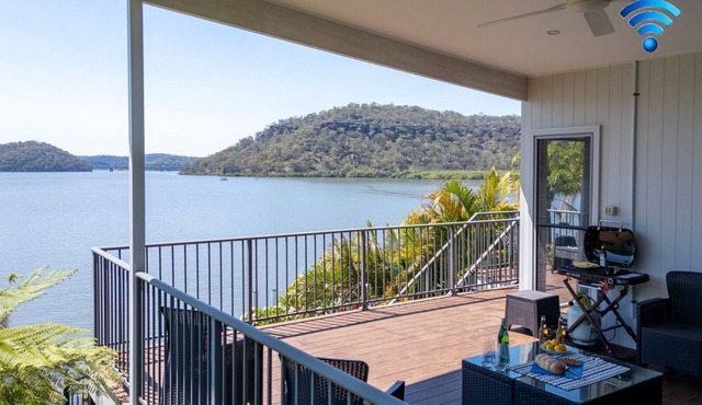 Joey's Cottage – set on the Hawkesbury River, water front property