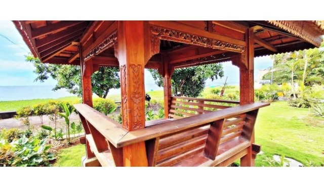 JOGLO HOUSE. An Open-Air Living. 2BR Apartment with Balcony, Views & Pool Table
