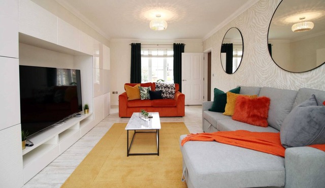 John Fielding by Mia Living a Stunning 5 Beds, 3 Baths House