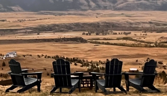 John & Jeans Yellowstone Paradise Valley Mountaintop Escape, Open in Winter too!