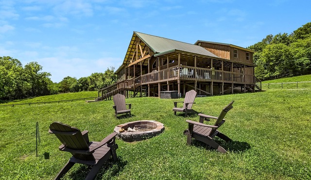 John Thomas Farmhouse ~ secluded valley + creek