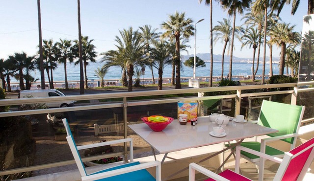 Johnny-2027-On the Croisette with a beautifull view