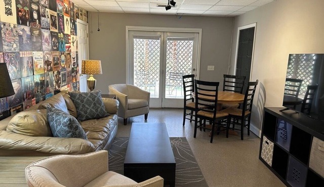 Johns Creek 2-bedroom terrace level apartment with separate entrance and parking