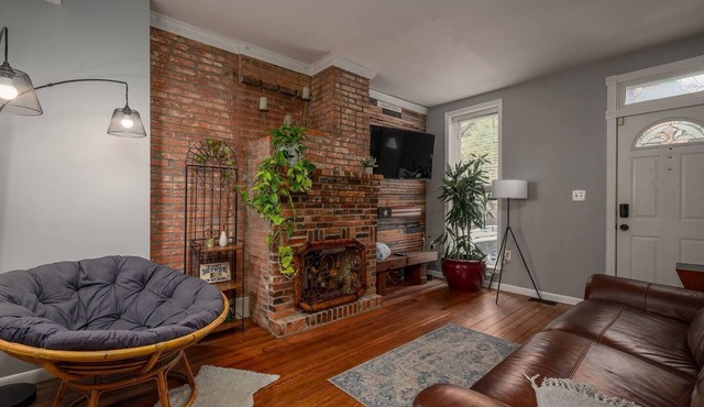 Johns Hopkins Historic Renovated home - Location!