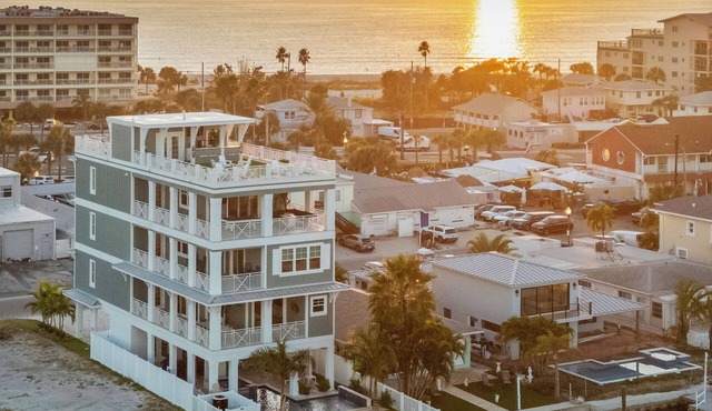 John’s Pass|Sleeps 41|Heated Pool+Hot Tub|360° Water Views|Across Beach