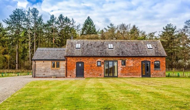 JOHNSONS SMALLHOLDING, pet friendly, with a garden in Whitchurch