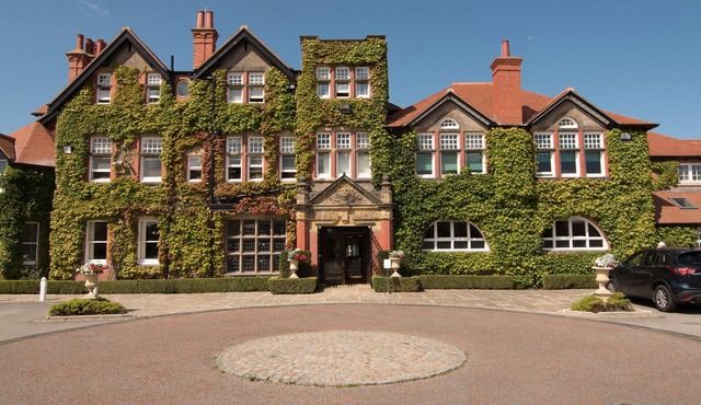 JOIVY 2-bedroom house w/courtyard in Hoylake