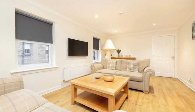 JOIVY Gorgeous Flat Near Edinburgh Castle W/Parking